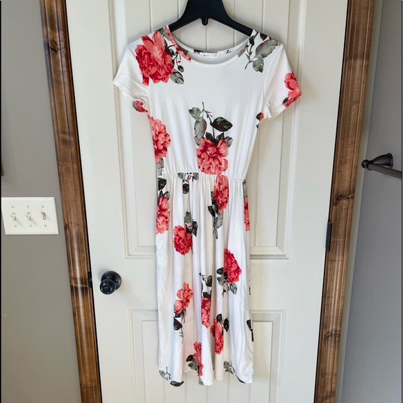 Dresses & Skirts - NWOT Reb & J. 220 Rose print dress